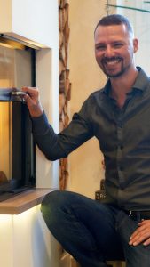Matthias Pointner bei einem Heizkamin