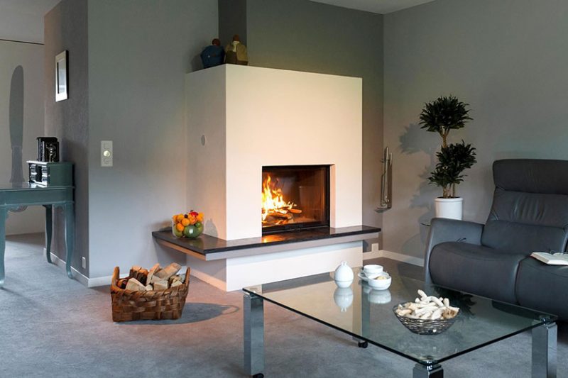 Moderner Heizkamin mit Sichtscheibe im Wohnraum